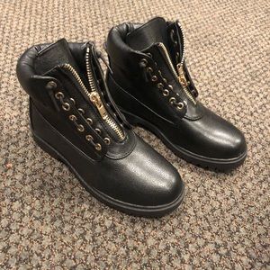 Trendy boots with gold zipper